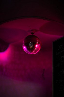 night photography nachtfotografie urban landscape pink disco ball