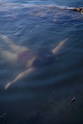 fine art photography water wasser river rhine rhein woman swimming underwater 