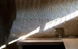architekturfotografie Weingut Weinkeller interiors winery details of stone sink 