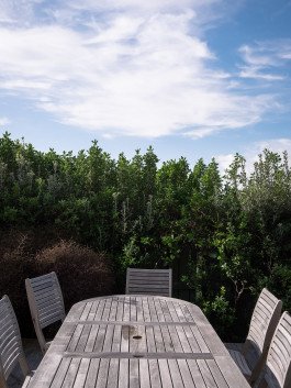 interior photography of garden with wooden table, architekturfotografie wohnung garten 